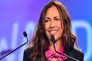 Susanna Hoffs Net Worth – Her Career and Wealth